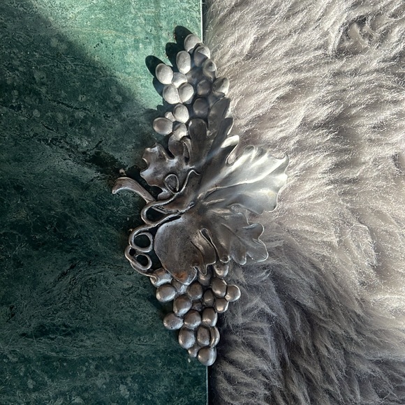 VINTAGE SEAGULL GREEN MARBLE CHEESE BOARD W/ PEWTER GRAPE HANDLES - Picture 5 of 7